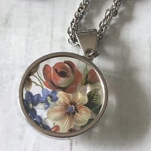🌸 Floral Pendant Necklace
